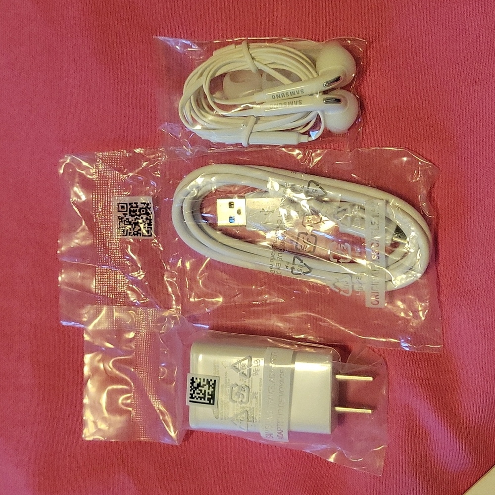 Samsung charging bundle in whilte.